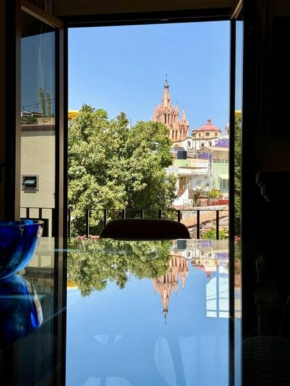 Glamorous 2BR Centro APT AC and Best Parish View in Town